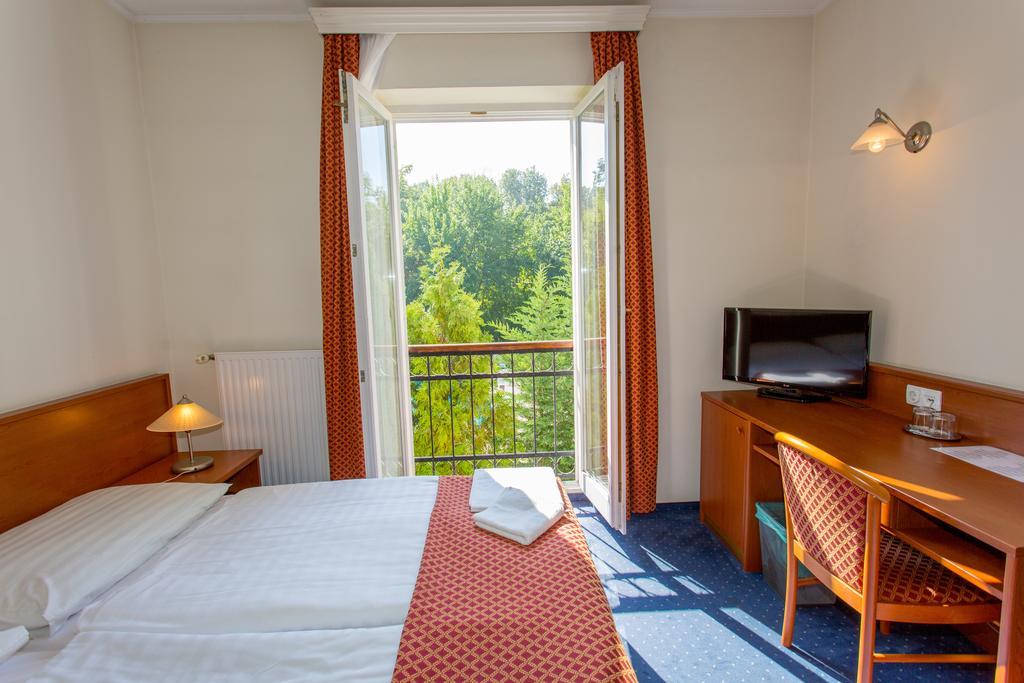 Fonix Hotel